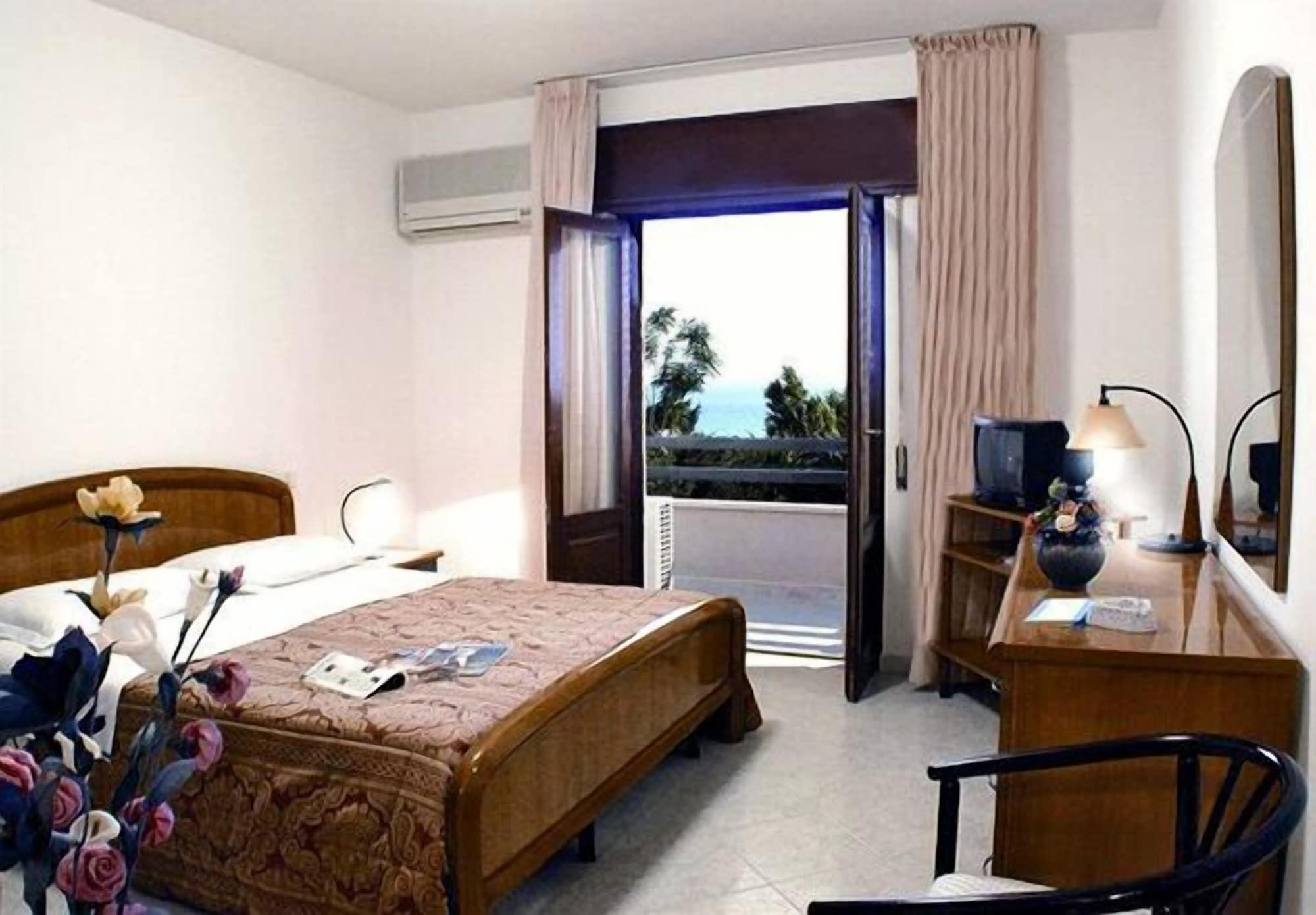 Alceste Hotel 3*